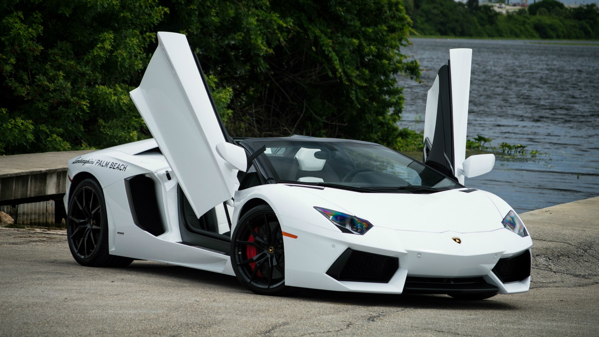 Lamborghini Aventador LP белая