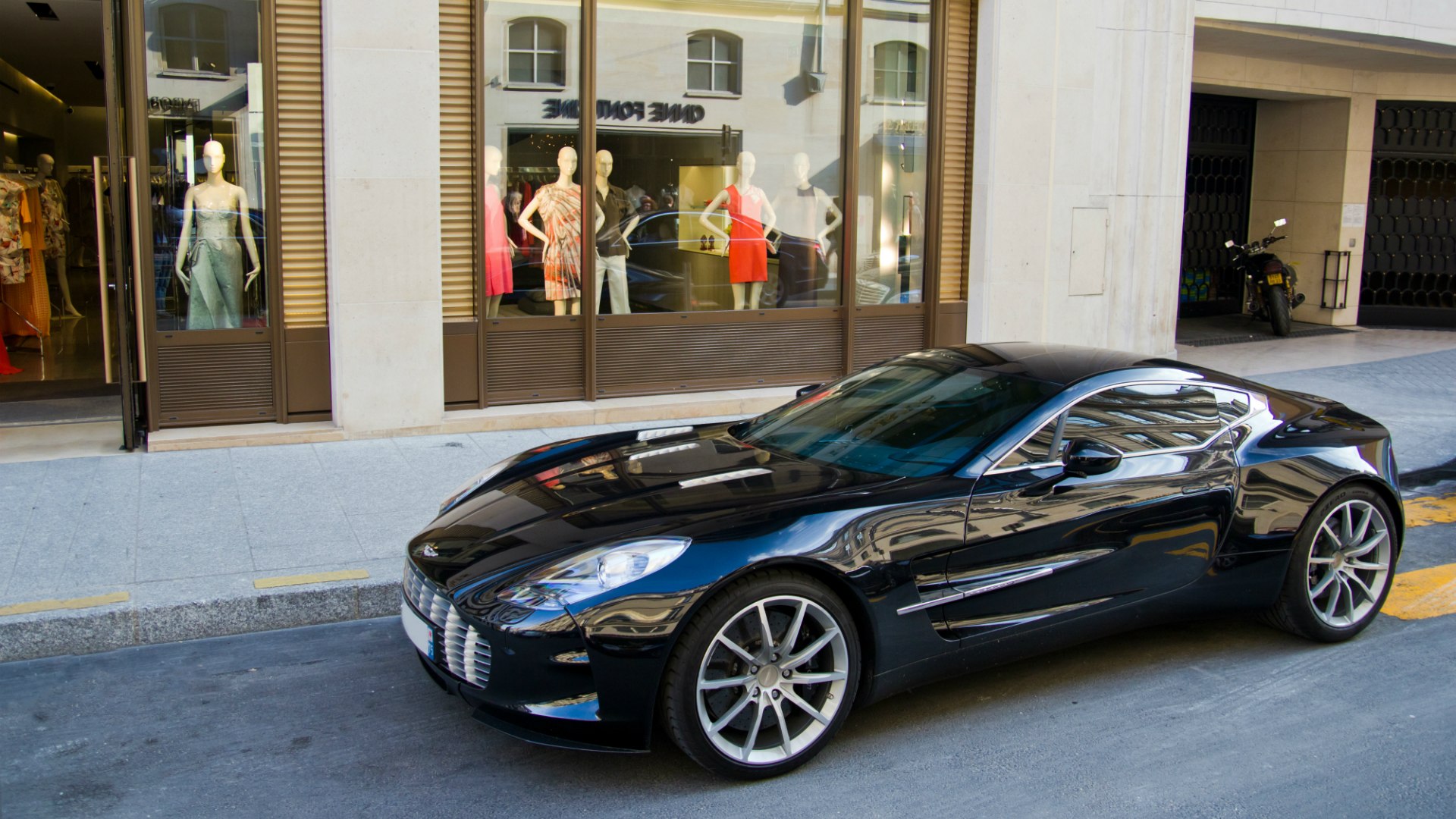 Aston Martin one 77 красный