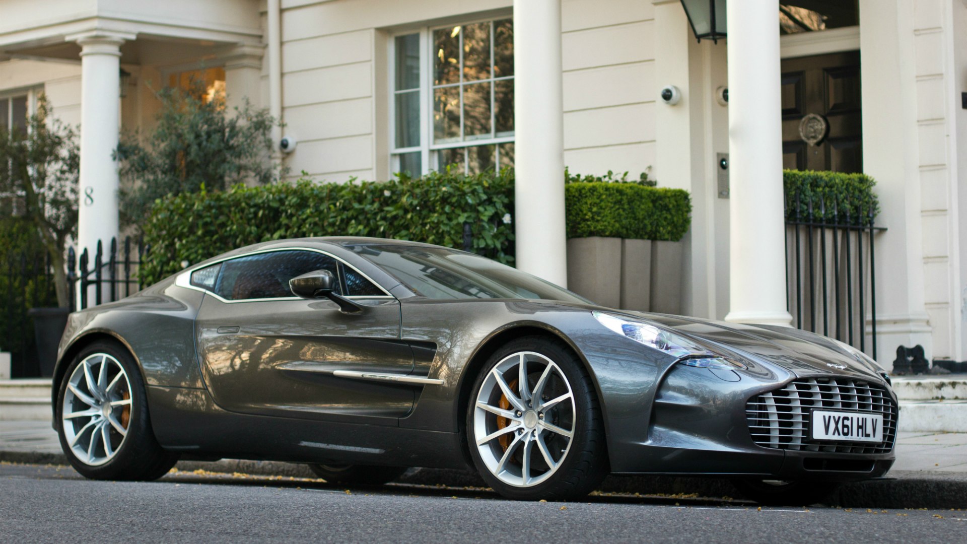 Aston Martin one 77 синий