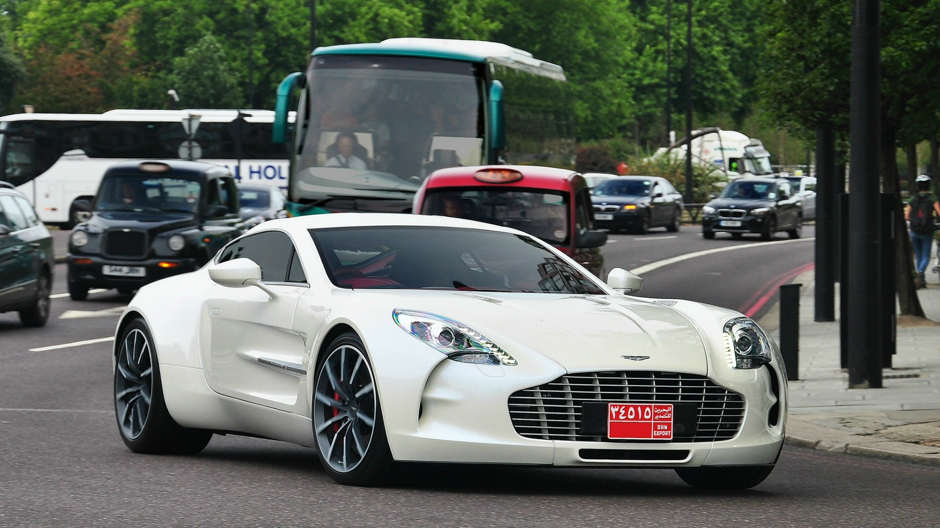 Aston Martin one 77 красный