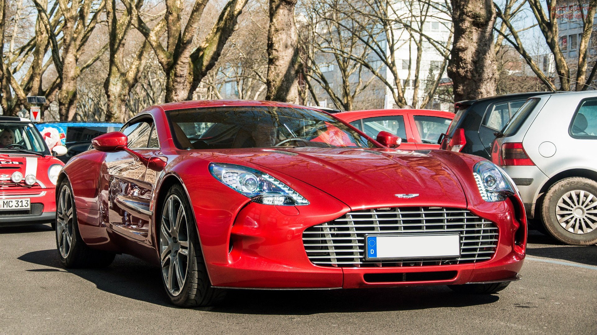 Aston Martin one 77 синий