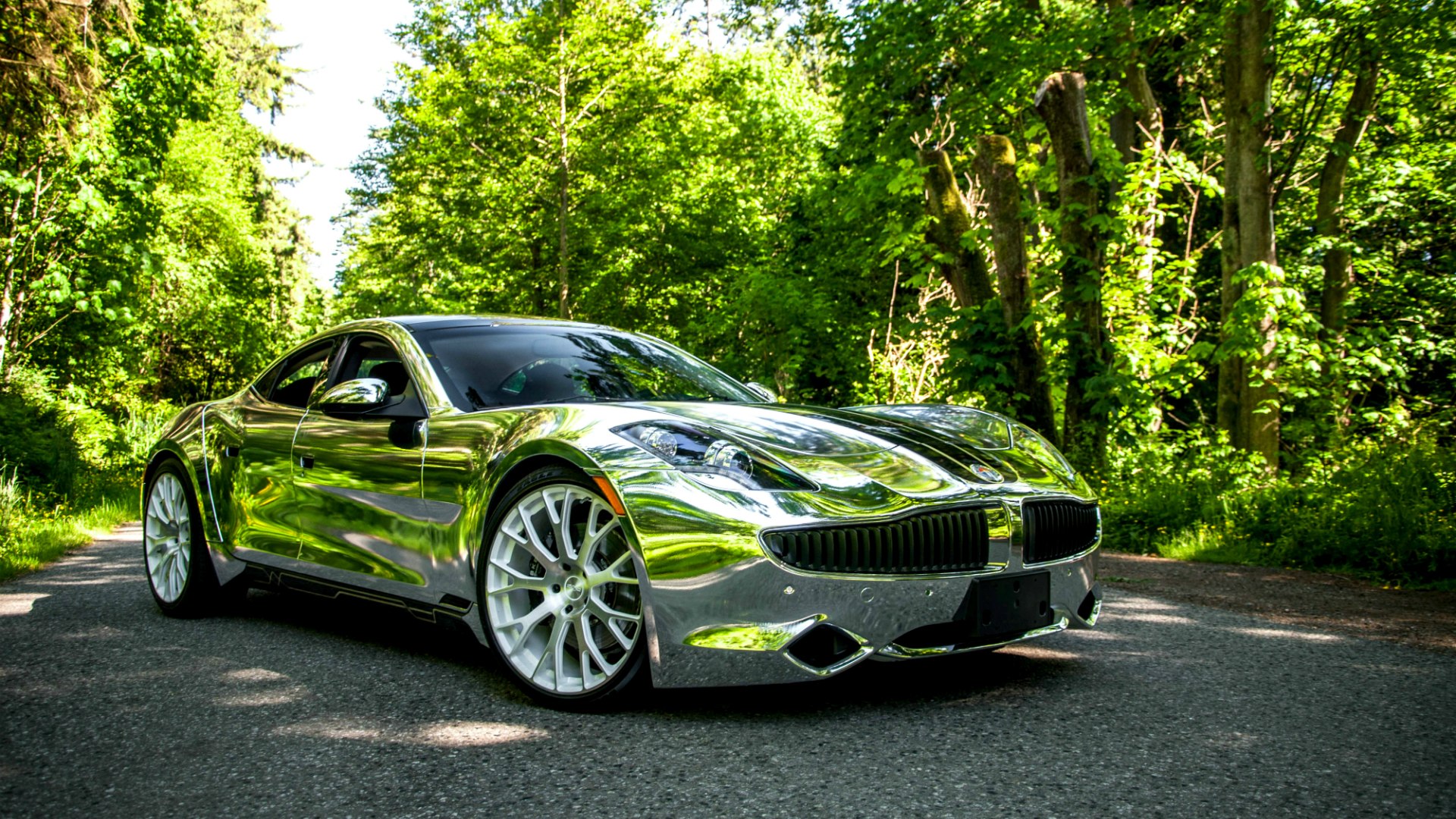 Машина на природе. Chrome Fisker Karma. Блестящий автомобиль. Крутые Тачки на природе. Машина в зелени.