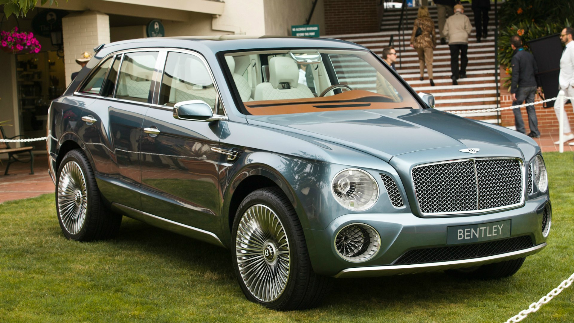 Новый внедорожник Bentley Exp 9f салон