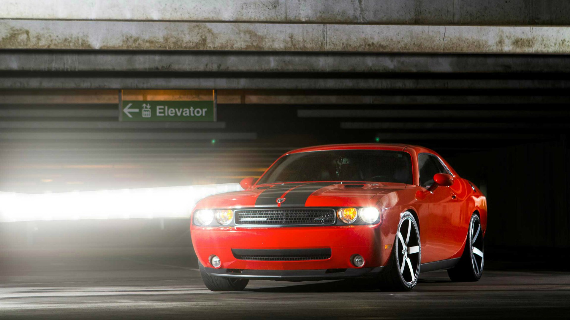 Dodge Challenger srt красные фары