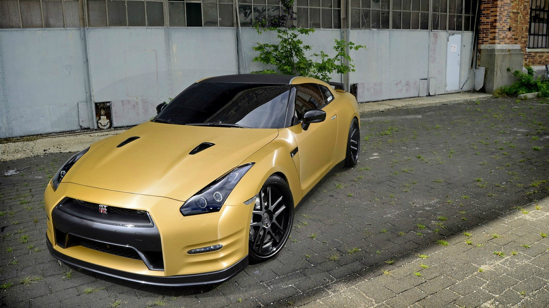 Золотой японский GTR r35