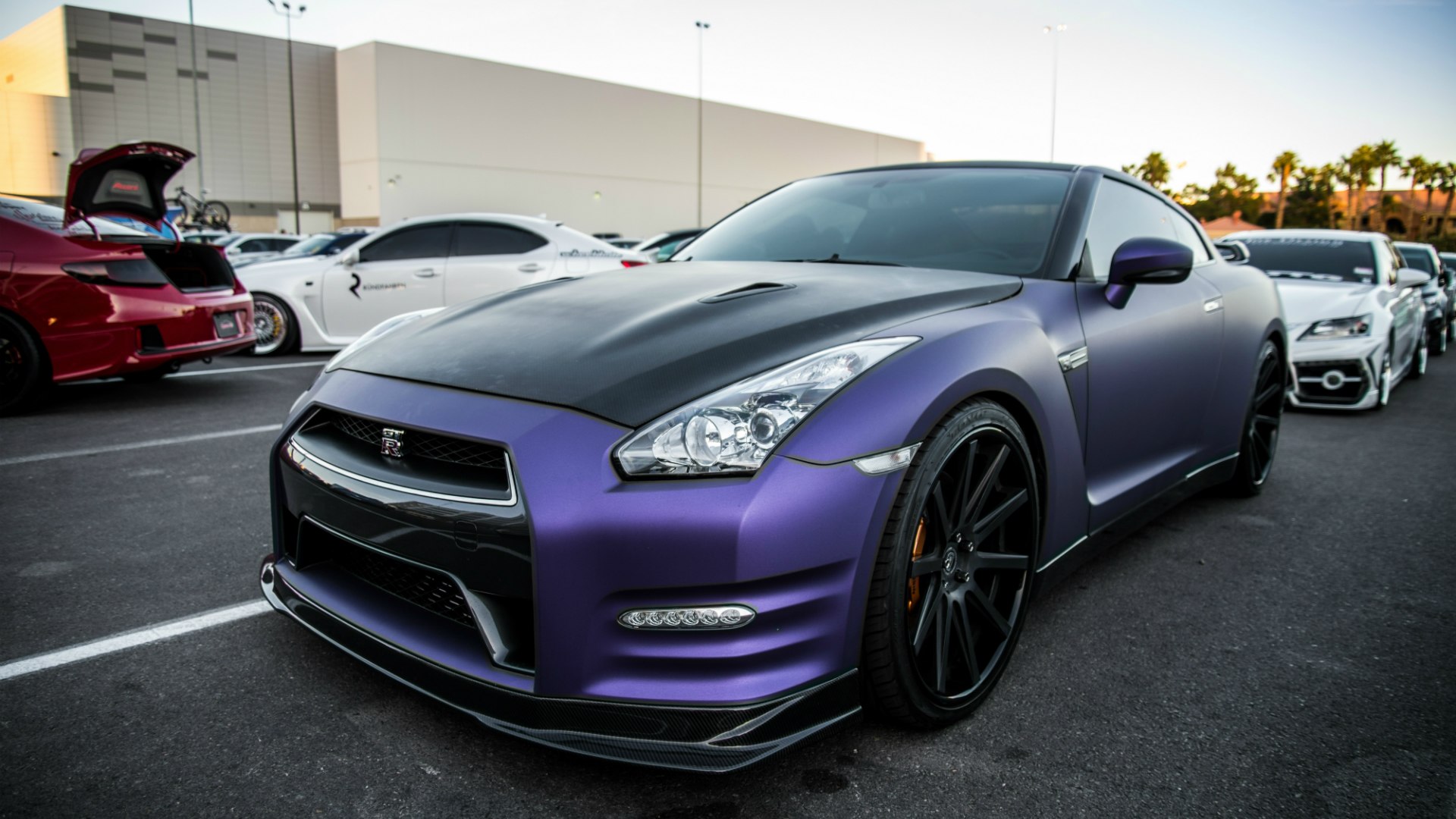 Nissan GTR фиолетовый хром