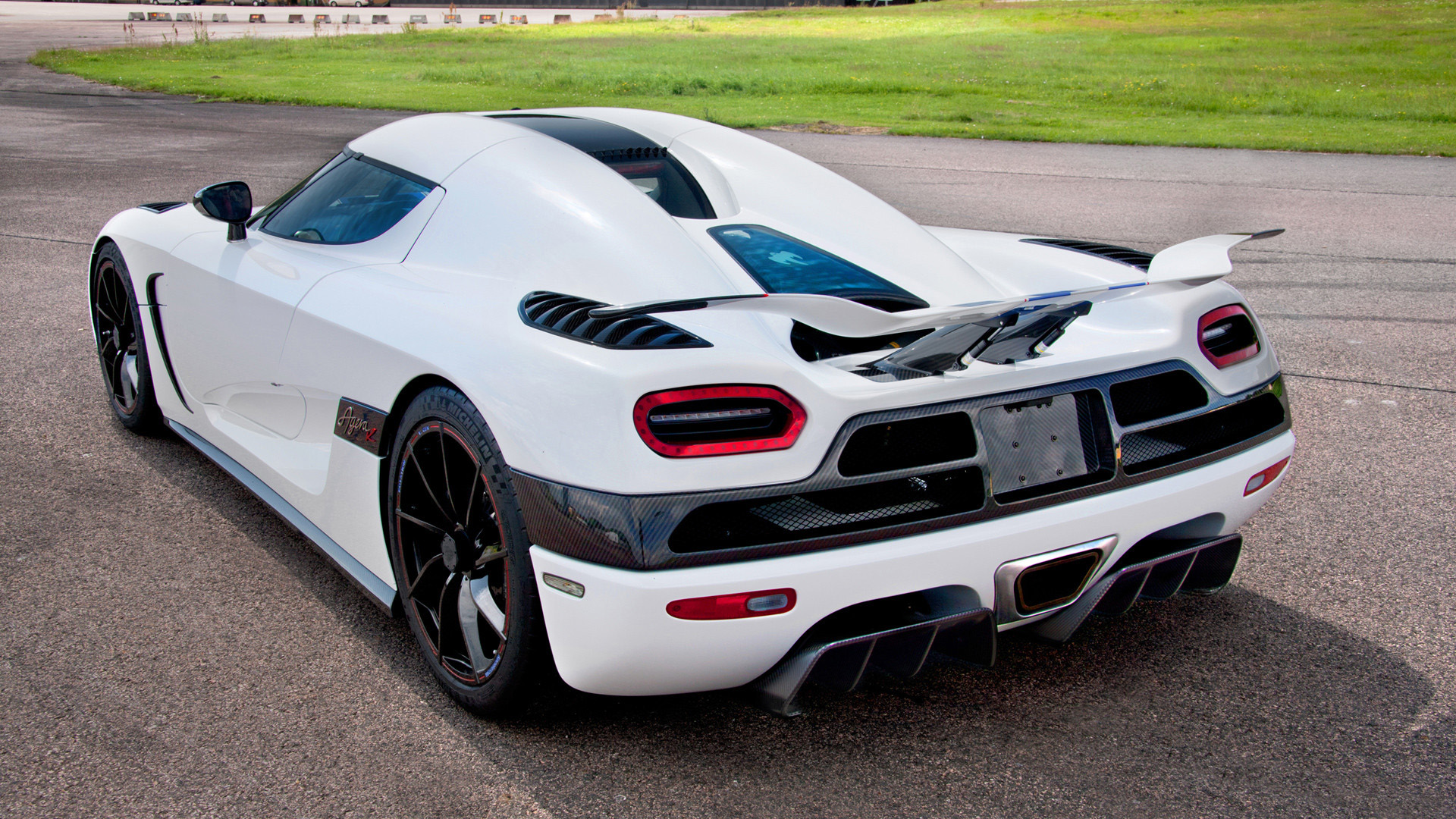 Машина Koenigsegg Agera r