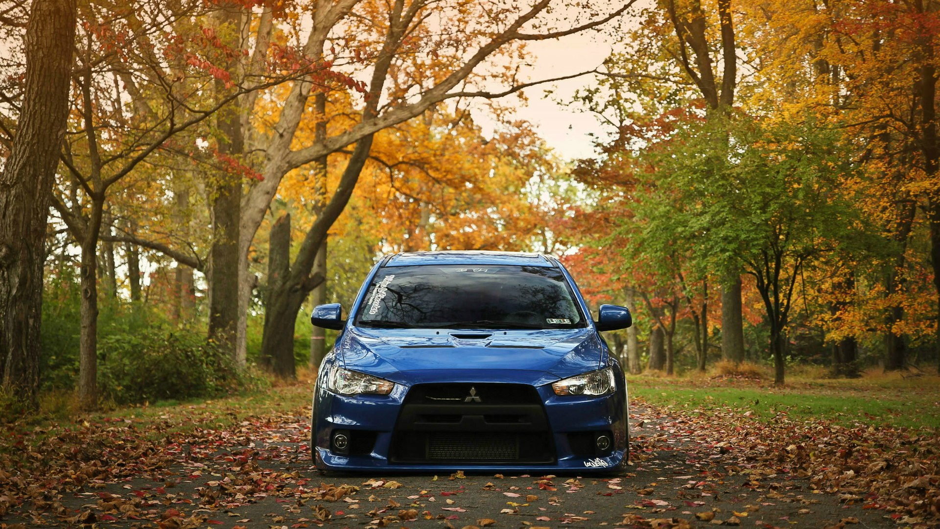 Mitsubishi Lancer 10 в лесу осенью