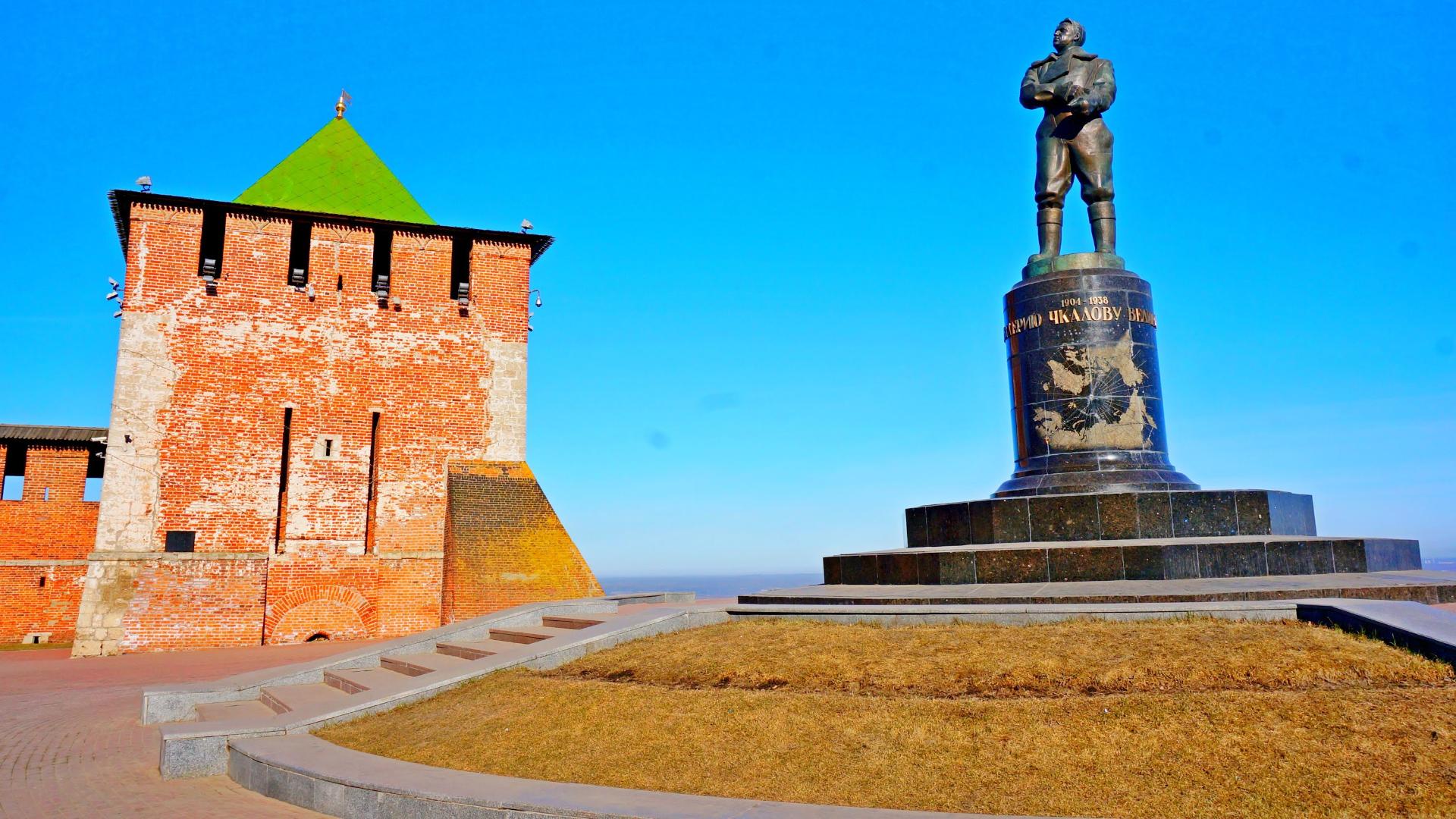 Достопримечательность памятник. Памятник Чкалову в Нижнем Новгороде. Памятник Валерию Чкалову. Памятник Валерию Чкалову достопримечательности Нижнего Новгорода.