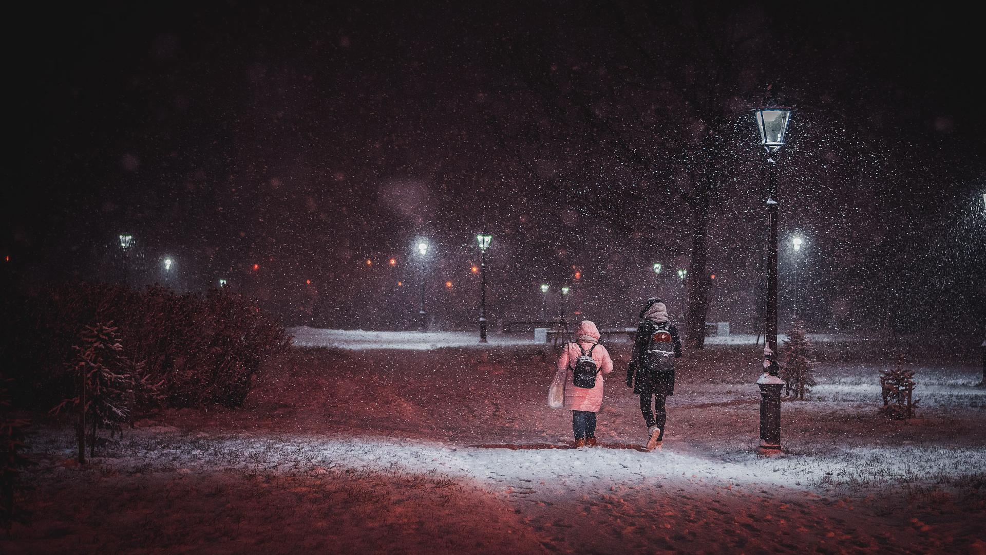 Сегодня снег вечером будет. Зимняя улица вечером. Зимняя улица ночью Россия. Школа зимой ночью. Снегопад фонарь.