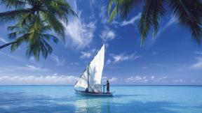 море, волны, лодка, пальмы
